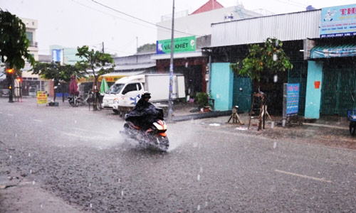 Người[-]Sài[-]Gòn[-]lại[-]“bơi”[-]về[-]nhà[-]sau[-]cơn[-]mưa[-]chiều